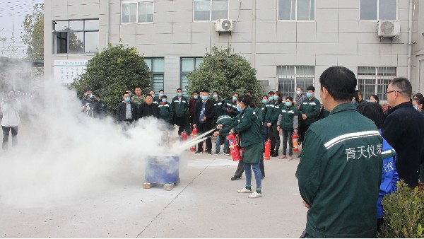 色多多绿巨人仪表加强安全意识，全体员工进行消防演练